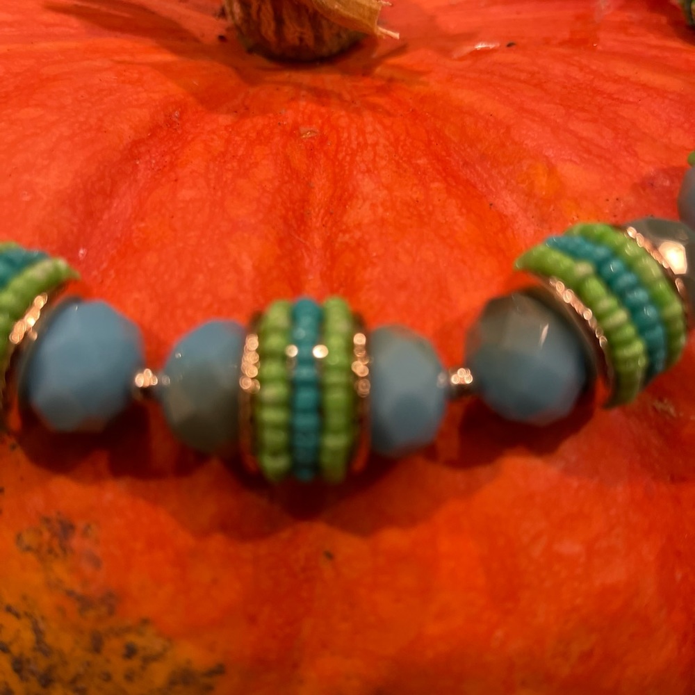 ⬇️Necklace So GORGEOUS Blue/Green/Gold accent Necklace - Picture 3 of 3